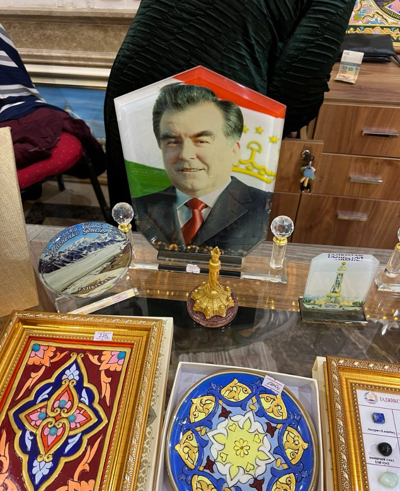  В стране любят и уважают своего президента. Фото: личный архив героини