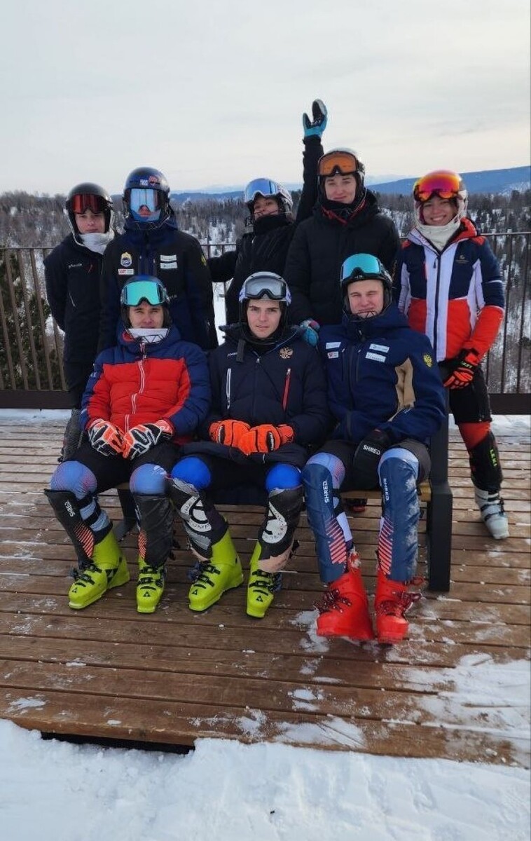    Горнолыжники региона на соревнованиях в Красноярске. Фото: СШОР "Горные лыжи"