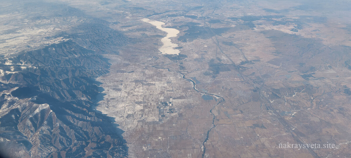 Зимняя сказка за бортом тает с каждой минутой полёта. Кажется, это последний акт пьесы под названием «Холод». А следующий начнётся в ярких декорациях вечного лета