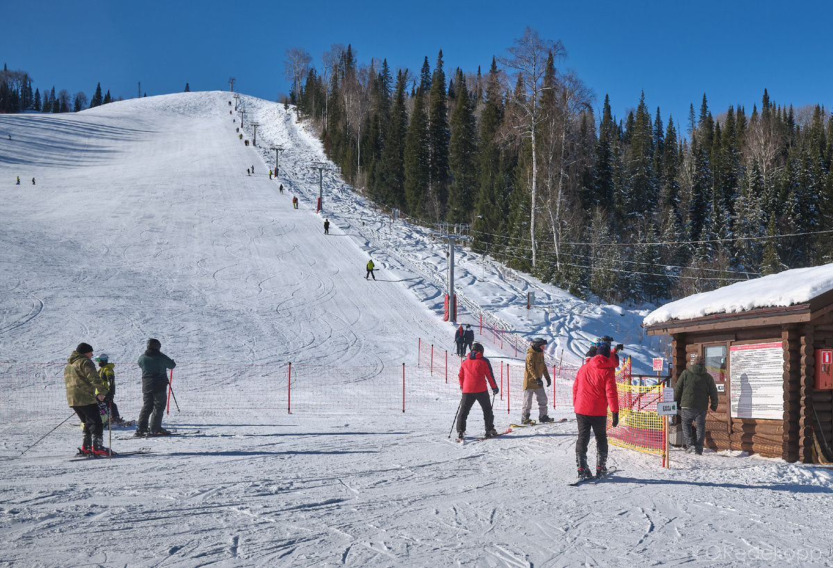 Оборудованный склон и подъёмник для катания на горных лыжах