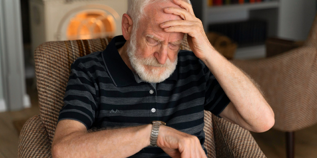 Резкий подъем, крепкий чай и неправильный завтрак. Пять ошибок в 55+, которые приводят к потемнению в глазах после пробуждения