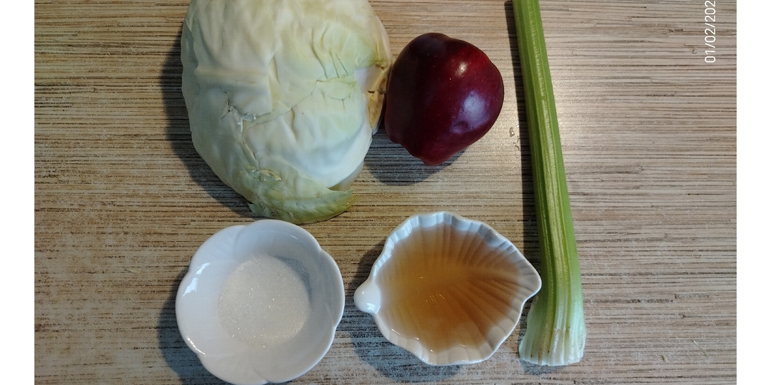 Салат из капусты с яблоком и сельдереем. Советский рецепт. Книга о вкусной и здоровой пище 1952 года.