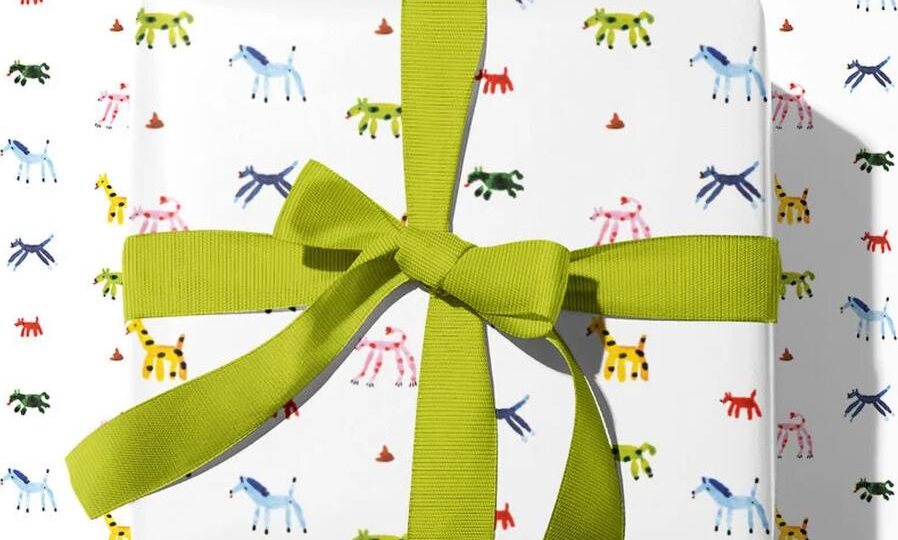 У художницы и керамиста Сони Чельцовой и бренда O PAPER PAPER вышел принт, в который хочется заворачивать не только подарки, но и себя