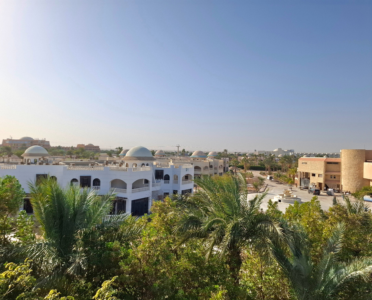 Вид на территорию Голден Файв: что-то на ремонте, что-тл в первозданном виде