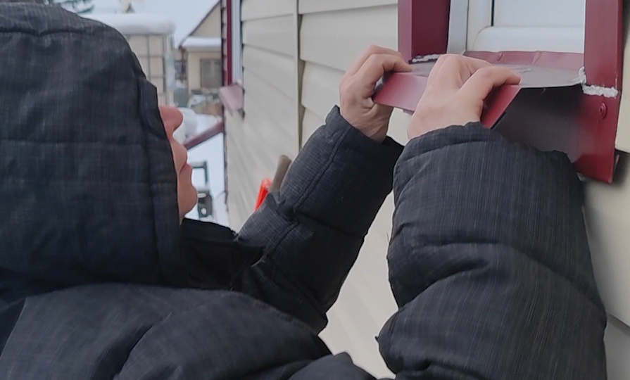 Чтобы снаружи не подсматривали.