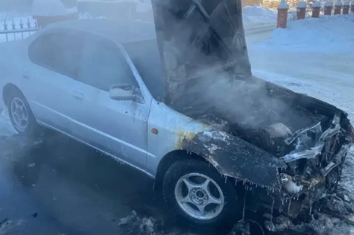    В Ханты-Мансийске загорелся автомобиль, пострадал человек