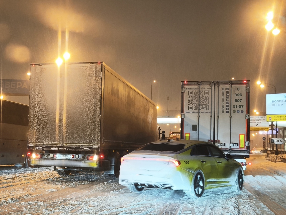 МКАД во вторник утром. Пробка. Ещё нет 7 часов. Фуры буксуют