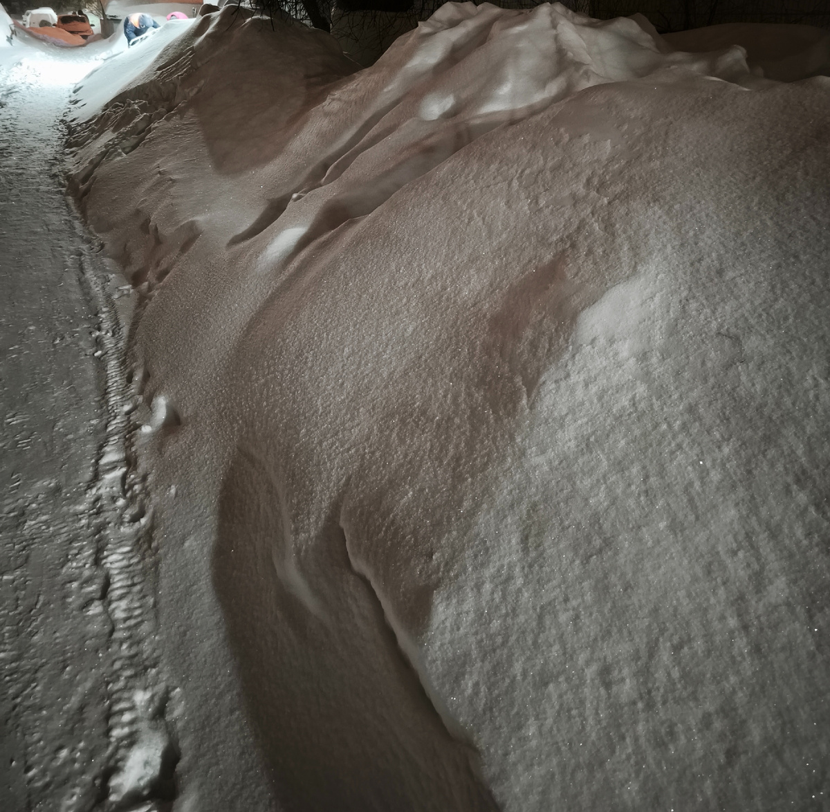 Сугробы у подъезда чуть не в рост человека!