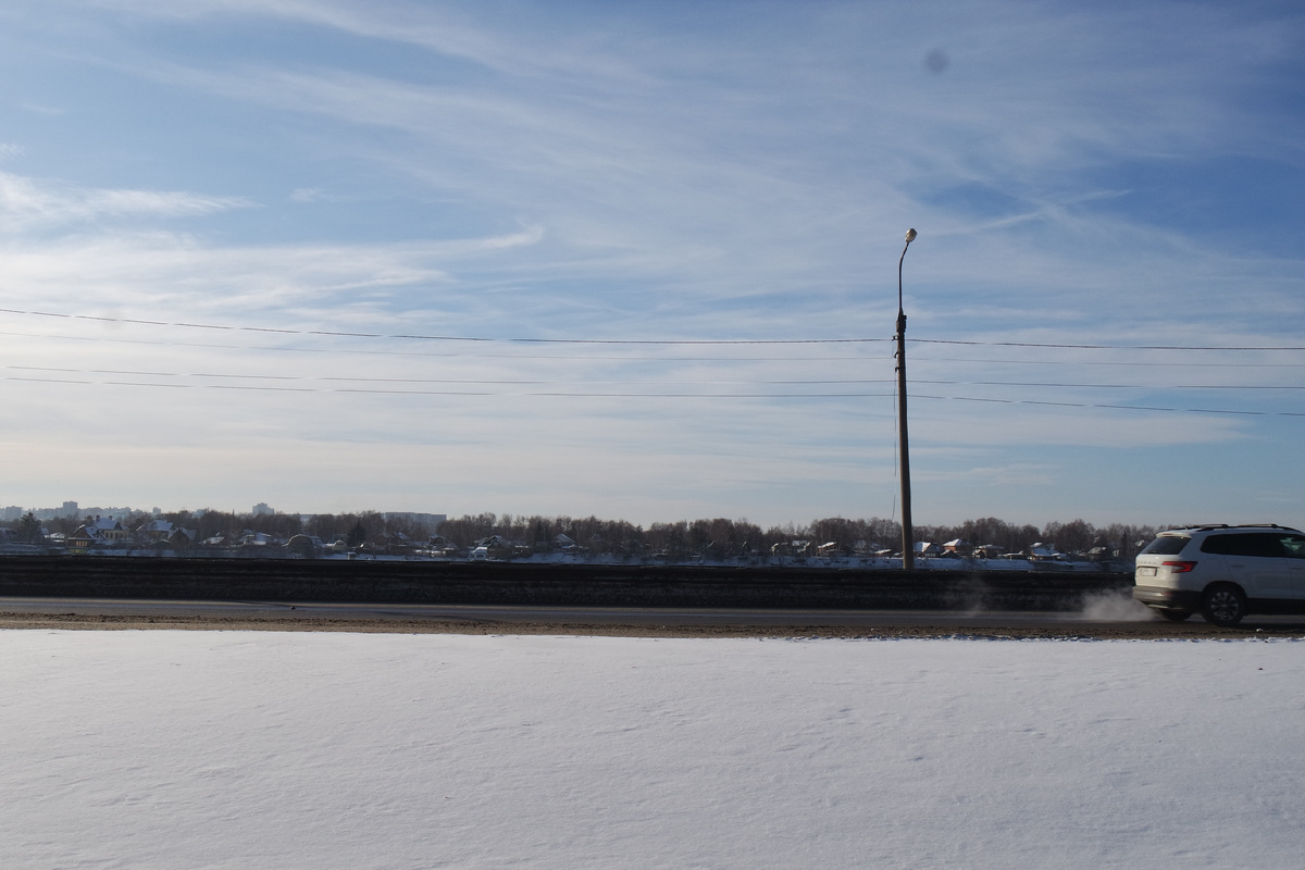 напоминаю: улица Ангарская перед нами, а снимаю я с улицы Сурнова (за отбойником - Ангара, но её не видно, а видно лишь домики СНТ "Ангара")