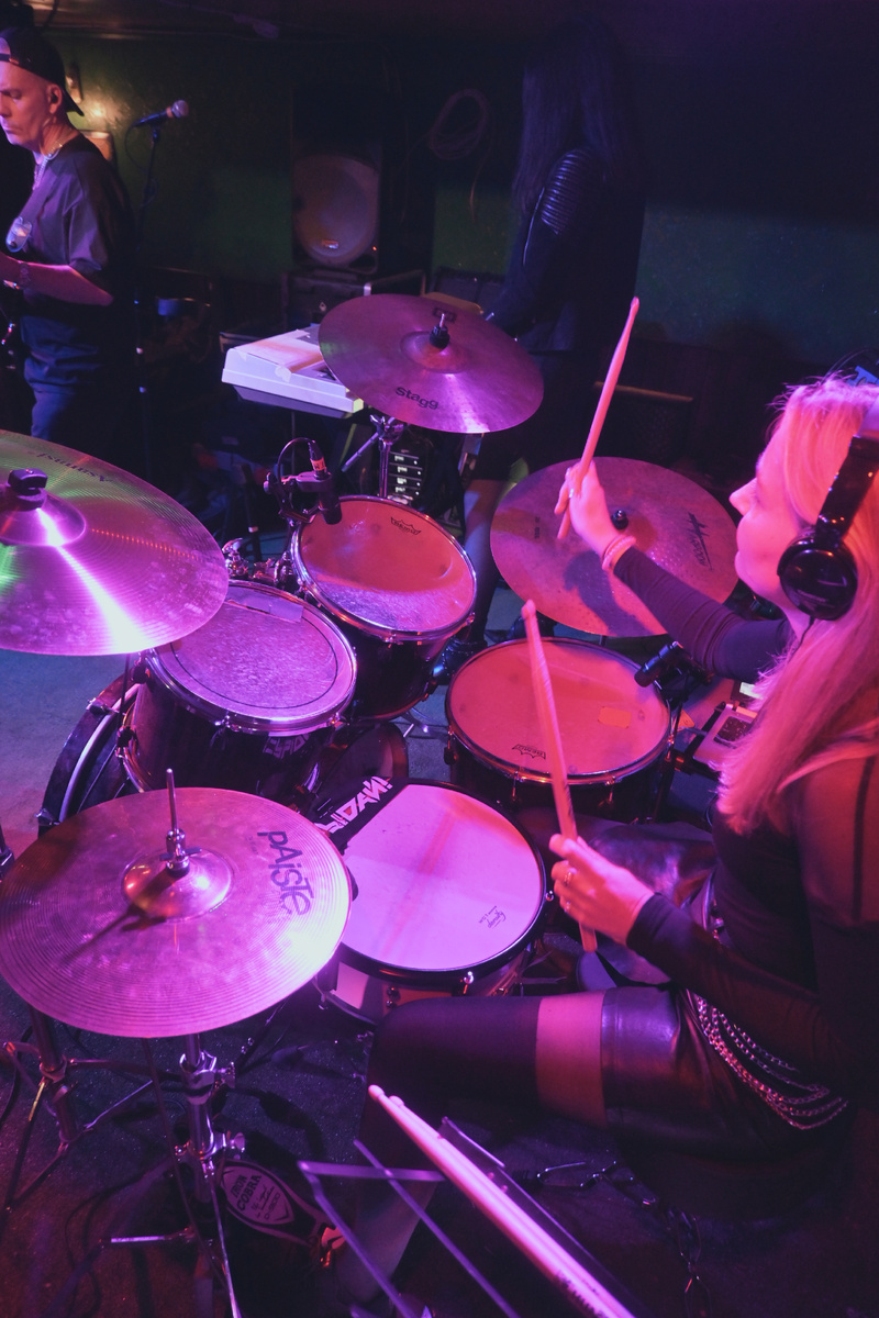 Фото с другого выступления. Там лежали запасные палочки.