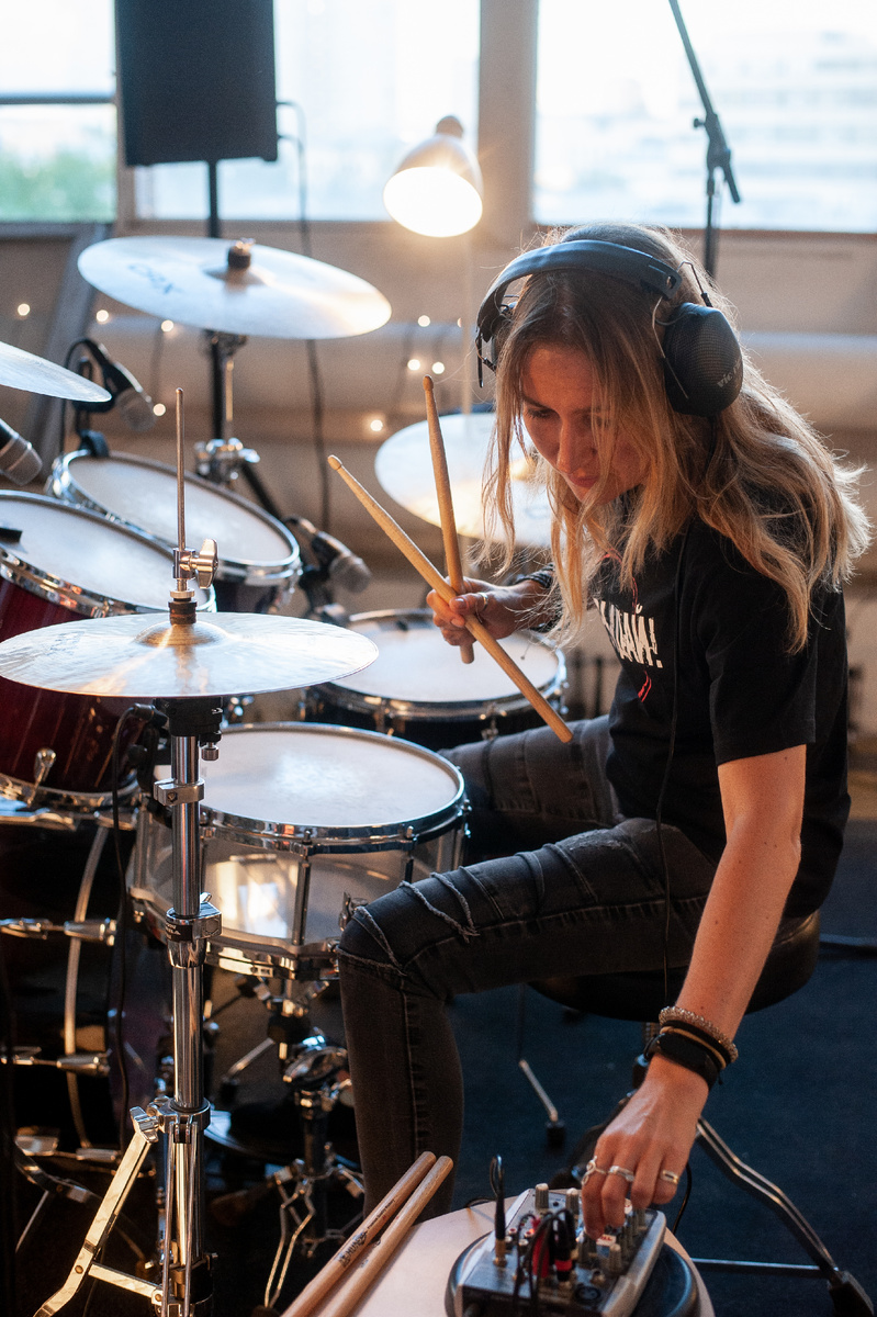 Фото ещё с другого выступления. Там тоже лежали запасные палочки ))