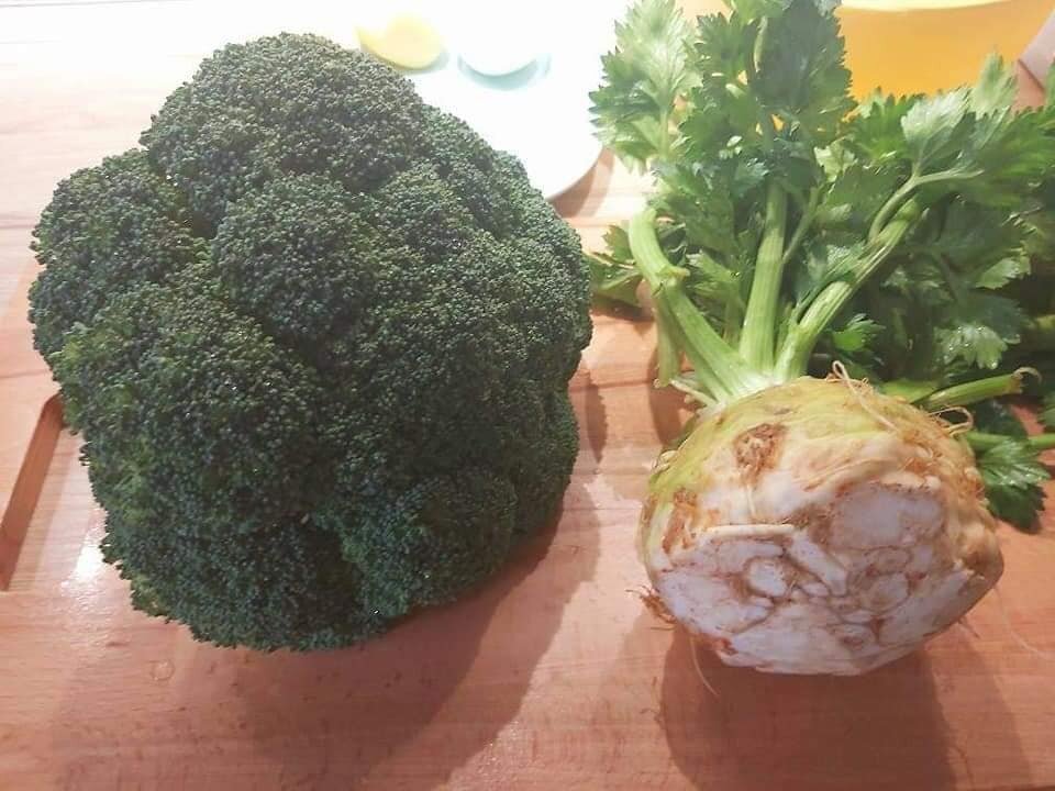 Брокколи и корень сельдерея. 