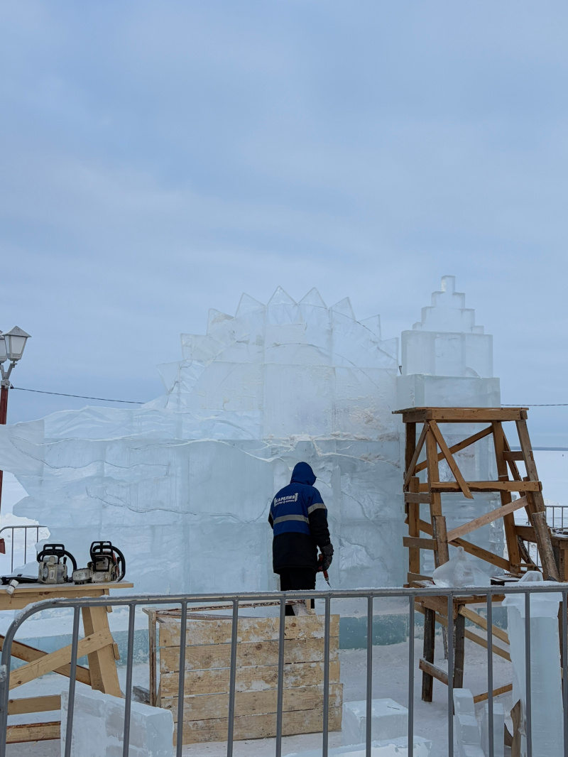    Первые ледовые скульптуры начали появляться на набережной Петрозаводска источник"Подслушано в Петрозаводске"