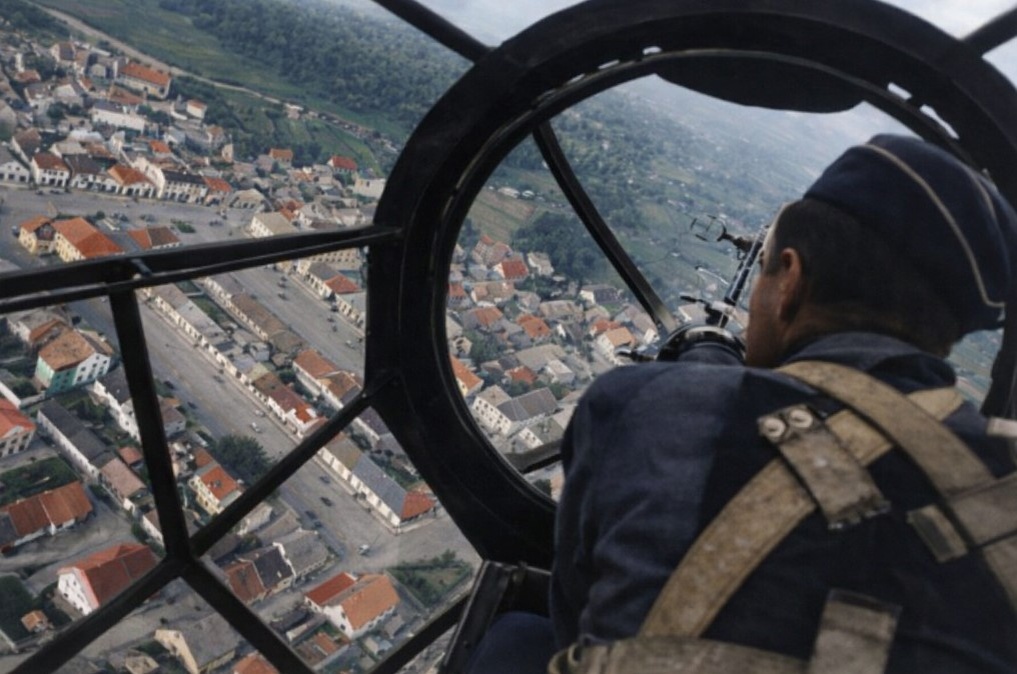 Член экипажа Люфтваффе управляет пулеметом MG 15 в He 111 во время вторжения в Польшу, 1939 год