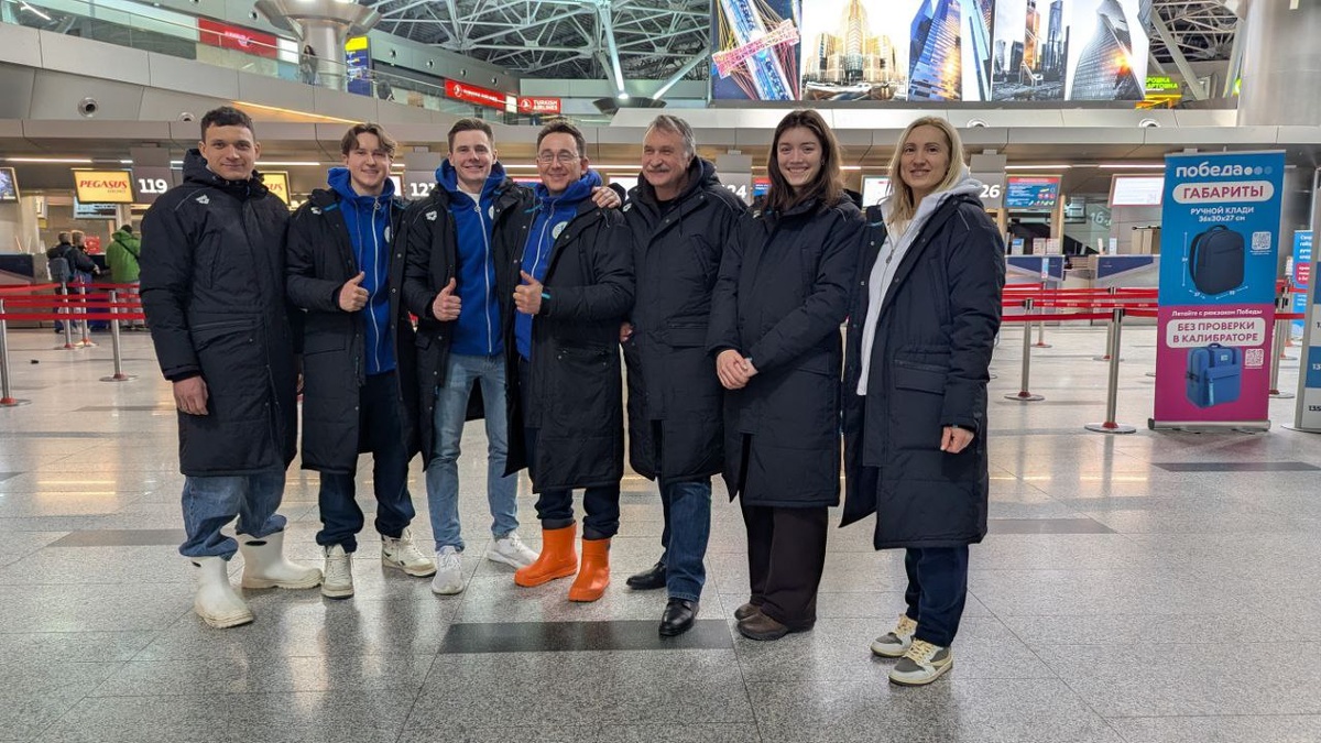 Команда зимних пловцов поехала выступать под импортным брендом с белым флагом в Италию. Среди них только один зимний пловец. Остальные вряд ли поплывут что-то большее чем 200м.