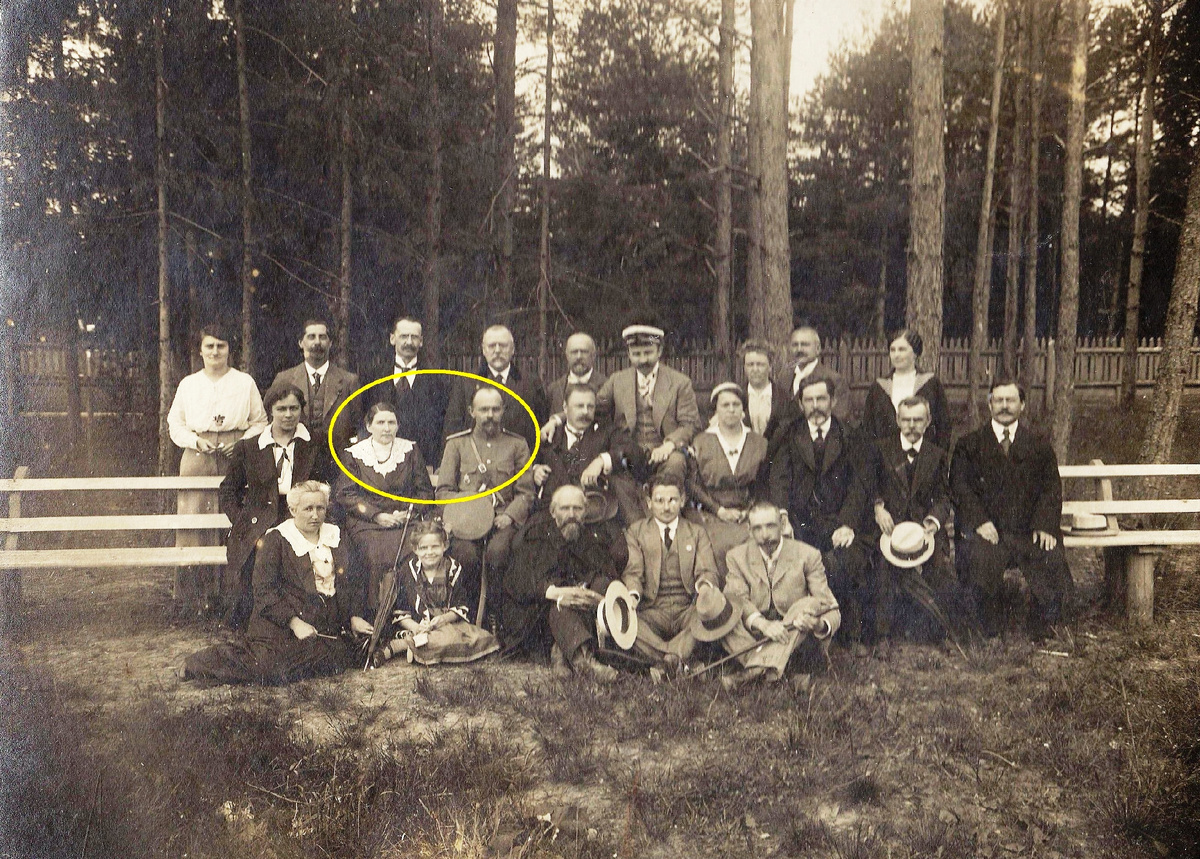 Осень 1914 года. Красково-малаховская интеллигенция. Выделены  Михаил Самойлович и Елена Константиновна Леоненко. Здесь Леоненко в военной форме, так как с началом Первой мировой войны в больнице был организован лазарет. 