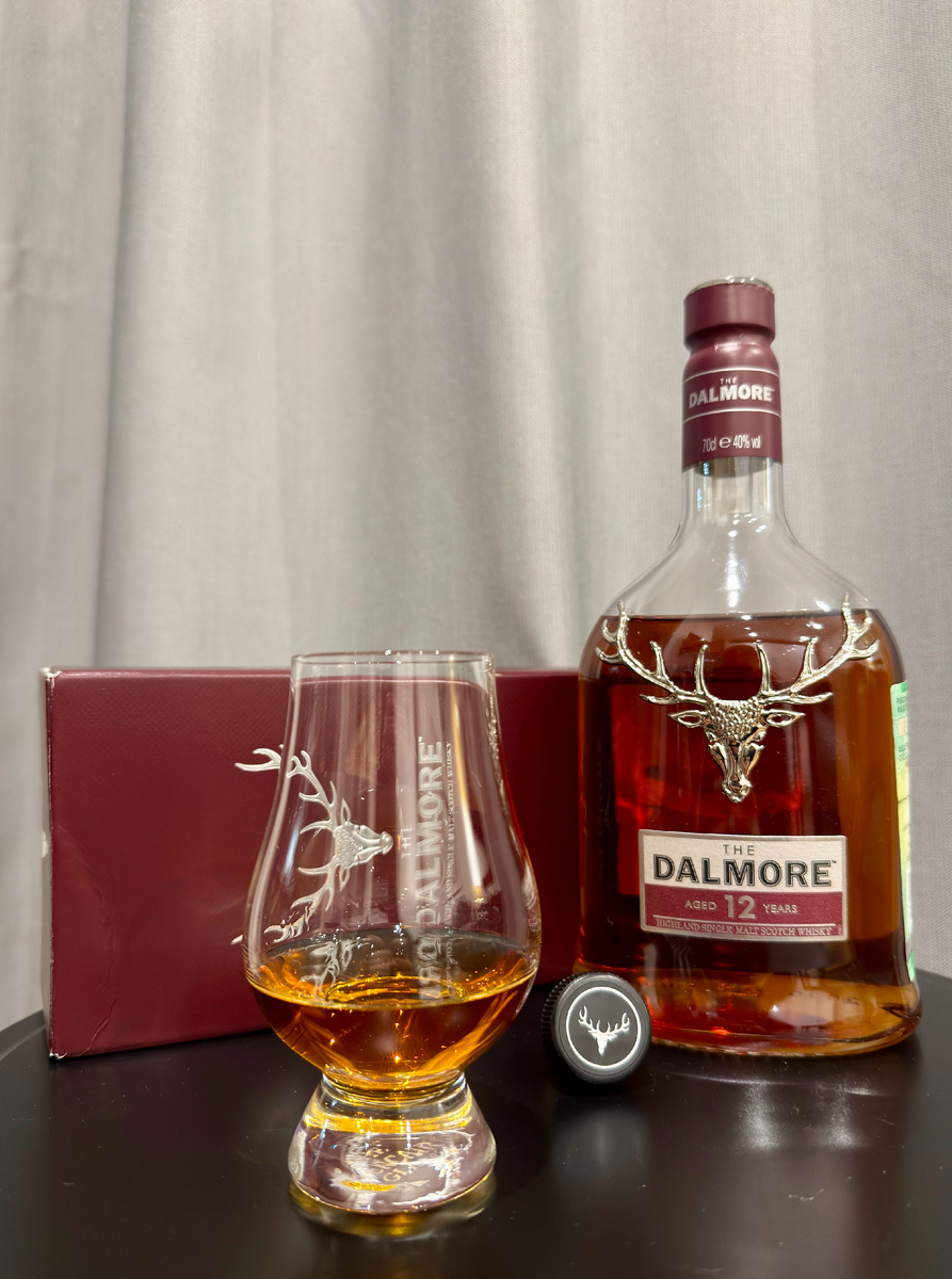 Цвет похож на черный чай с лимоном.