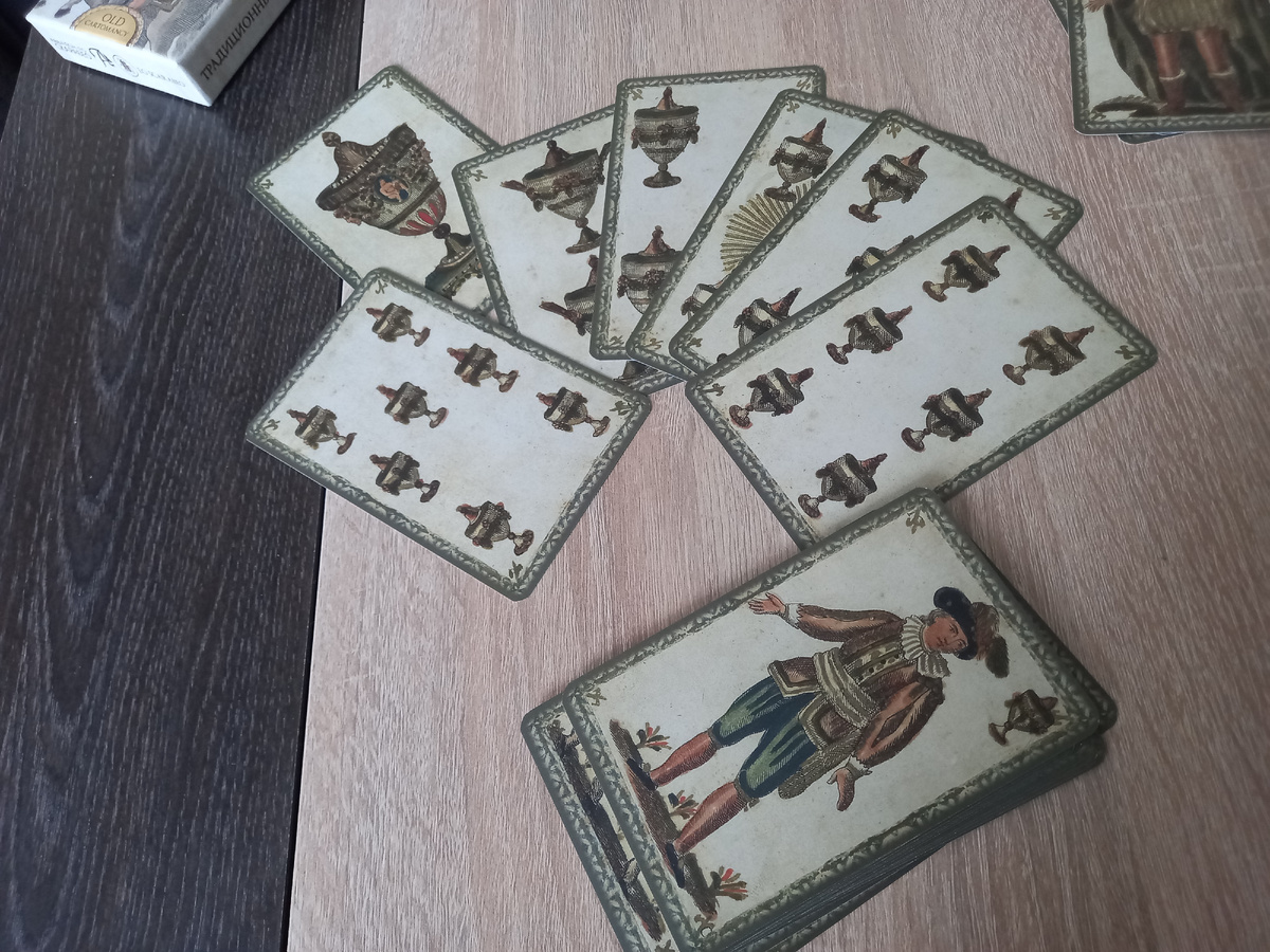 Реплика исторической колоды XIX "Традиционные итальянские карты судьбы" от Lo Scarabeo. Фото автора статьи.
