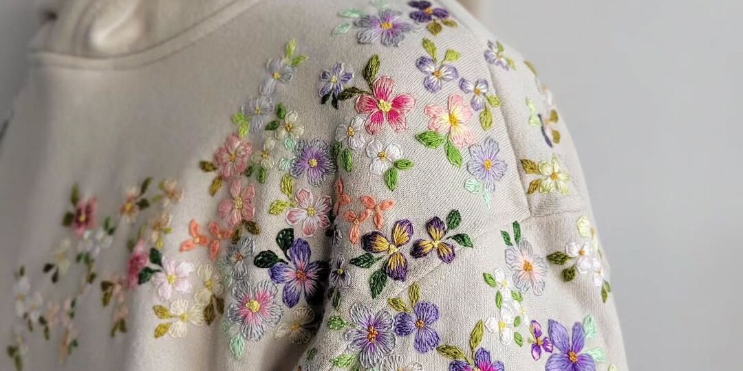 Украшаем свои футболки, джемпера, джинсы и т.д. - вышивкой. Идеи и схемы для воплощения!