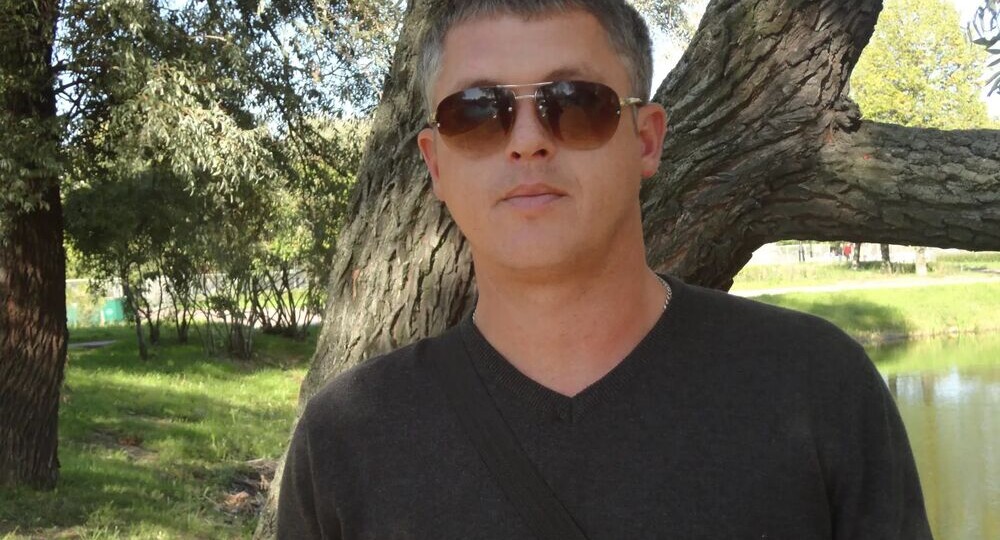 «Ты должна отметить меня на всех фото, где есть». Он (40) проверял мои соцсети и устраивал сцены. Убрала его из друзей и жизни.