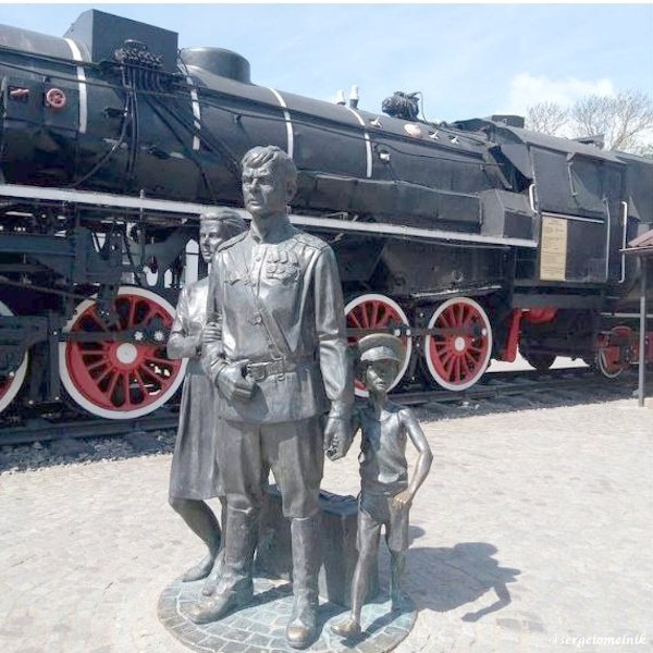 Памятник первым переселенцам на вокзале в Советске.