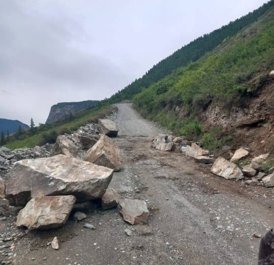 Кату-Ярык. Не хотелось бы попаст ьпод такой камнепад)