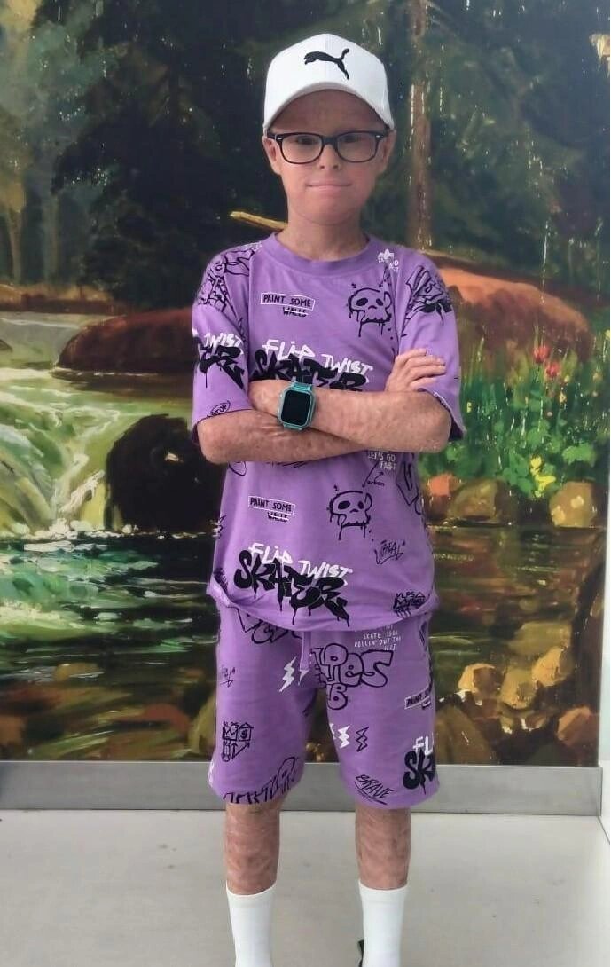 Мальчик дружит с одноклассниками.