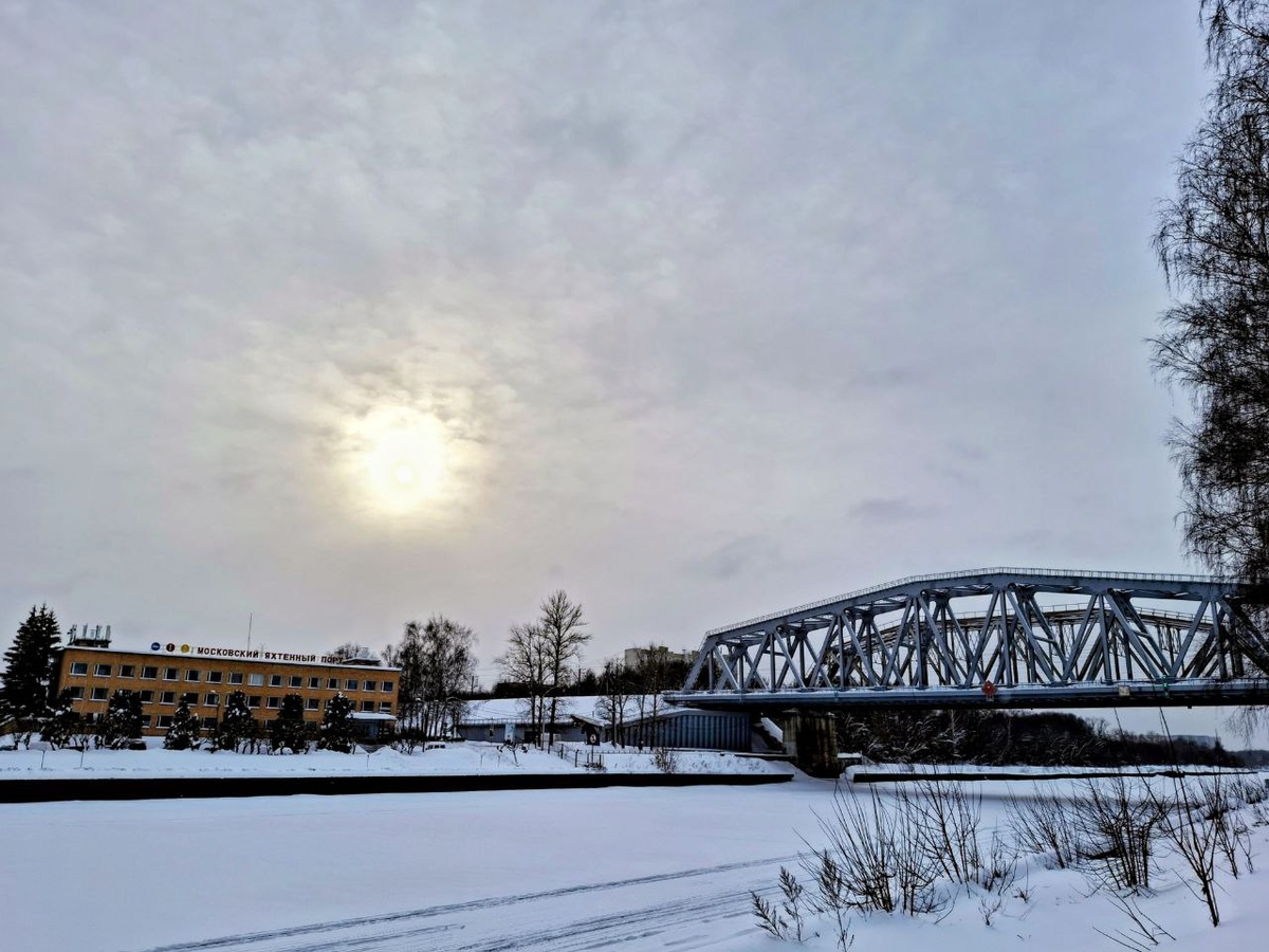 Вид на здание Московского Яхтенного Порта зимой, Москва порт 5 морей). Фото автора.