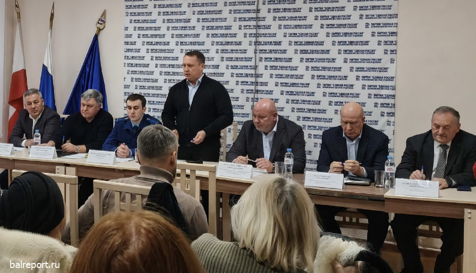 Снег на дорогах во дворах Балакова — не забота УК: депутат Саратовской областной Думы Дмитрий Полулях поддержал жителей