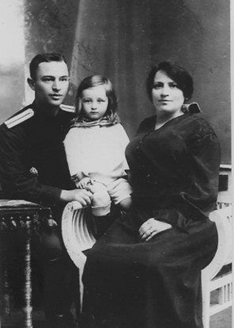 Военный врач Эфраим Склянский с женой и ребёнком