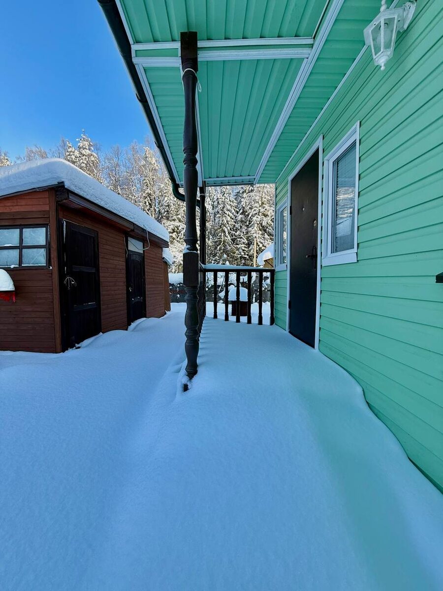 Крыльцо скрылось под толщей снега 