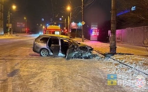 Фото ГУ МВД России по Волгоградской области📷    Врезался, опрокинулся, погиб: в Волгограде за 9 дней 4 молодых лихача протаранили столбы
