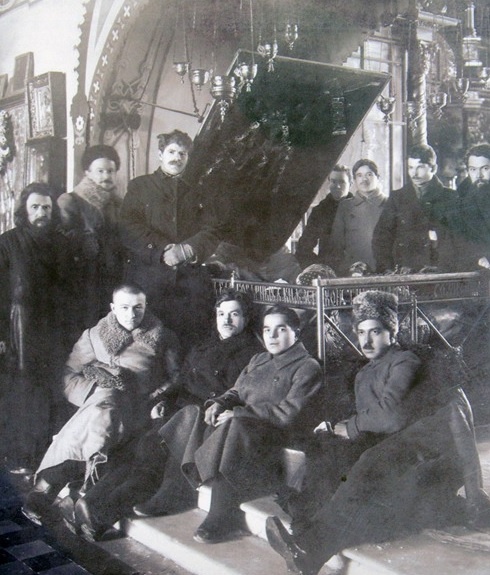 Команда от правительства для вскрытия мощей, хотя само действие было строго руками церковных служащих