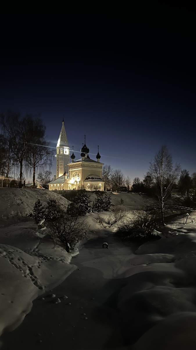 После ресторана мы шли в сторону парковки, кстати замечу очень удобно в самом центре села и любовались вот такой красотой заката на фоне церкви