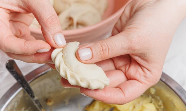 Вареники с картошкой и жареным луком: пошаговый рецепт антикризисного блюда за 100 рублей