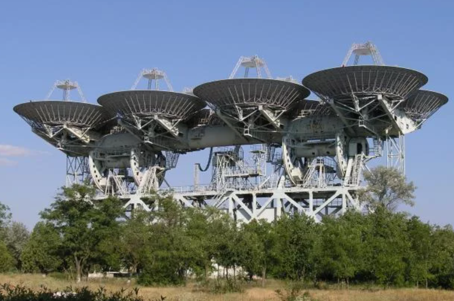 Радиоантенна АДУ-1000 в Евпатории (СССР). Отсюда в 1962 году была отправлена первая радиограмма к другим звёздам. 