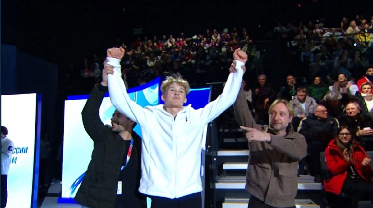     Никита Сарновский — чемпион России по прыжкам, с тренерами. Скриншот с трансляции «Первого канала» Фотография взята из открытых источников.