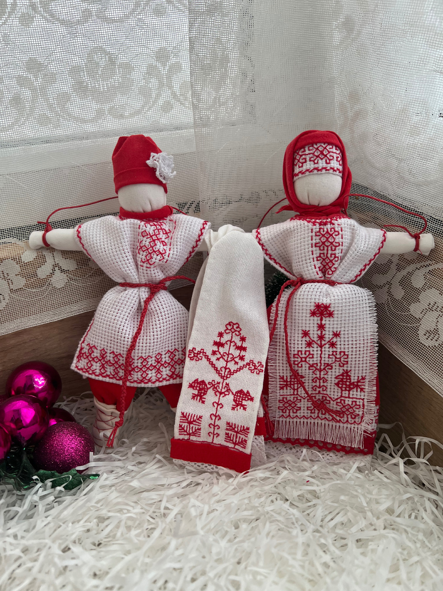 Неразлучники. Рукодельница  Элина Васильева. У жениха на вышивке символ единой семьи, у невесты-символ Мать-сыра-Земля. Сильный оберег для рождения детей.