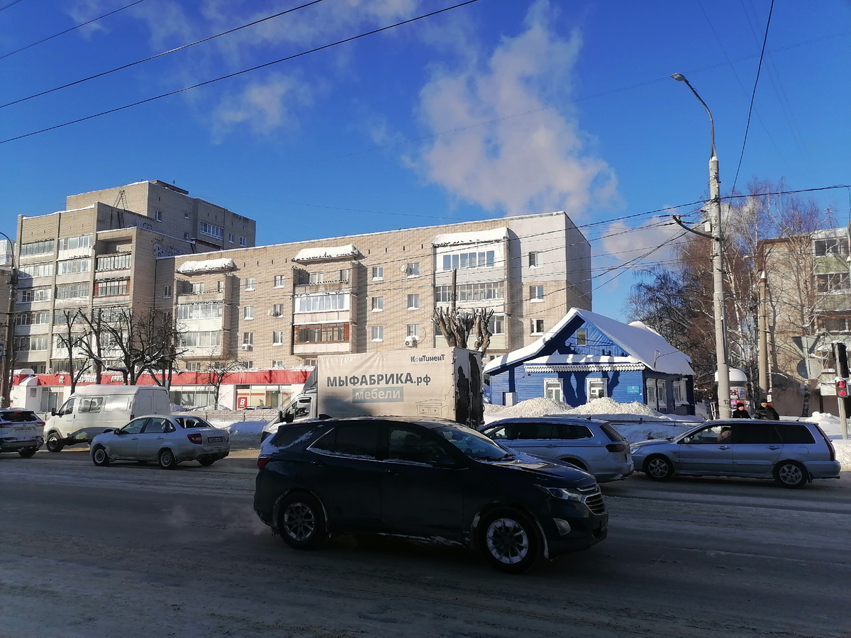 Вид на юго-восточный фасад с перехода через проспект Ленина по состоянию на 30.1.26