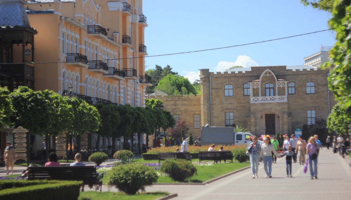 По понедельникам и пятницам в Кисловодске можно совершить бесплатную прогулку с гидом.