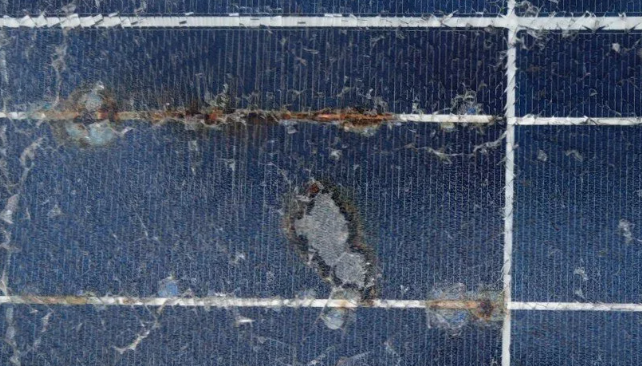 Например, так солнце на море портит поверхность солнечной панели яхты