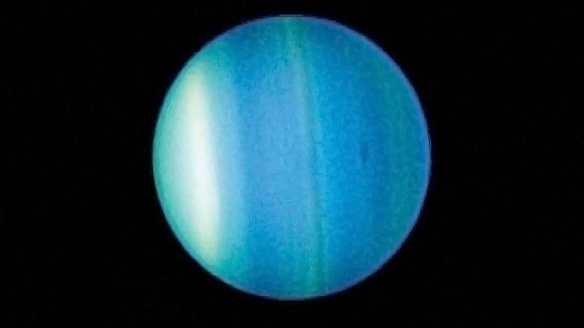 Более детальный вид с лёгкими полосами и намёком на облака: