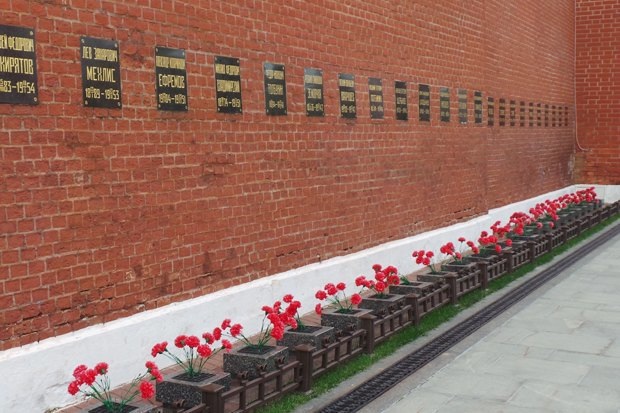 захоронения непонятных личностей в кремлёвской стене