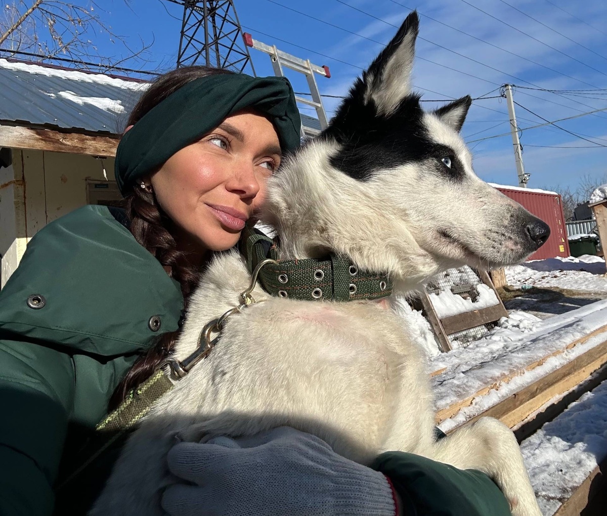 Подопечные приюта "Хочу жить" с волонтером фонда "Лапочка".