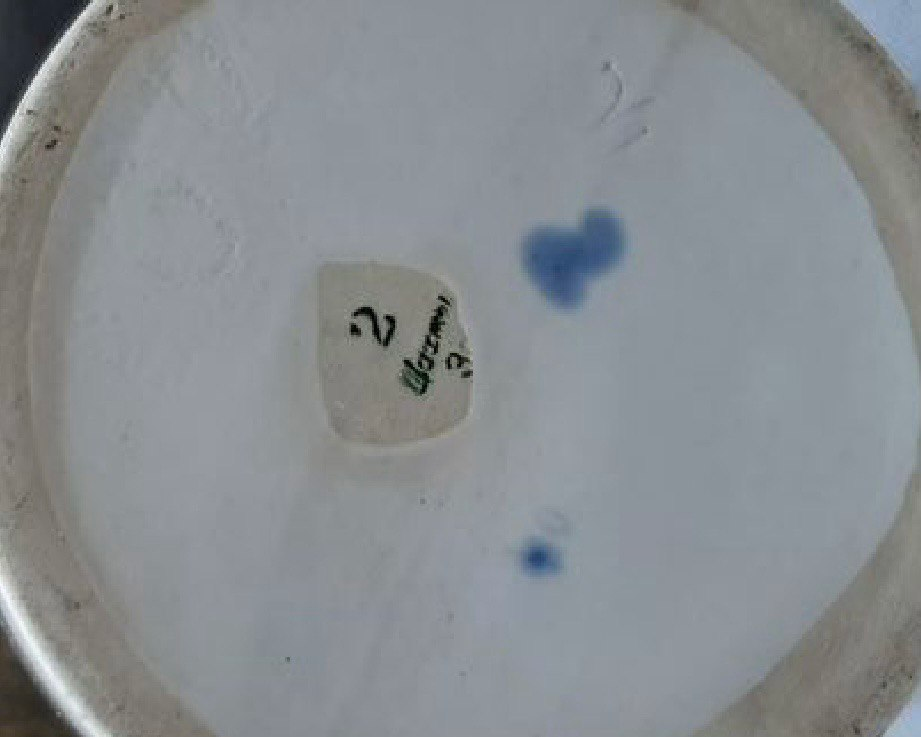 Дно уже стертое годами, но немного видно клеймо