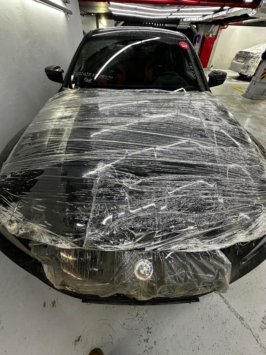 Новый автомобиль в студии