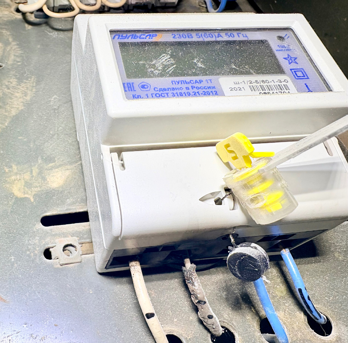 Визуальный осмотр электросчетчика. Вторая слева "фазная" (выход из счетчика на нагрузку) жила сильно оплавлена.