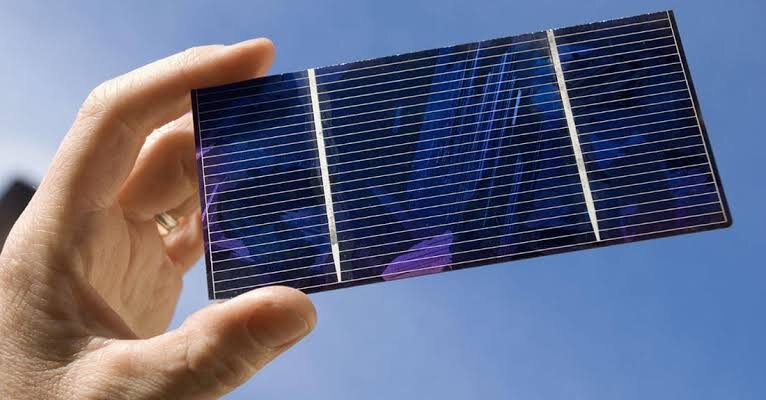 Солнечная панель не «накапливает» энергию.Она преобразует свет в электричество благодаря фотоэлектрическому эффекту.Когда солнечный свет попадает на кремниевые элементы:электроны начинают двигаться,появляется постоянный ток,дальше он идёт к инвертору,и уже там превращается в привычные 220 Вольт.⚠️ Интересный факт:панель работает даже зимой и в пасмурную погоду, просто с меньшей мощностью.