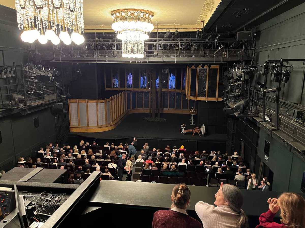 Вид на зал с местами бельэтаж