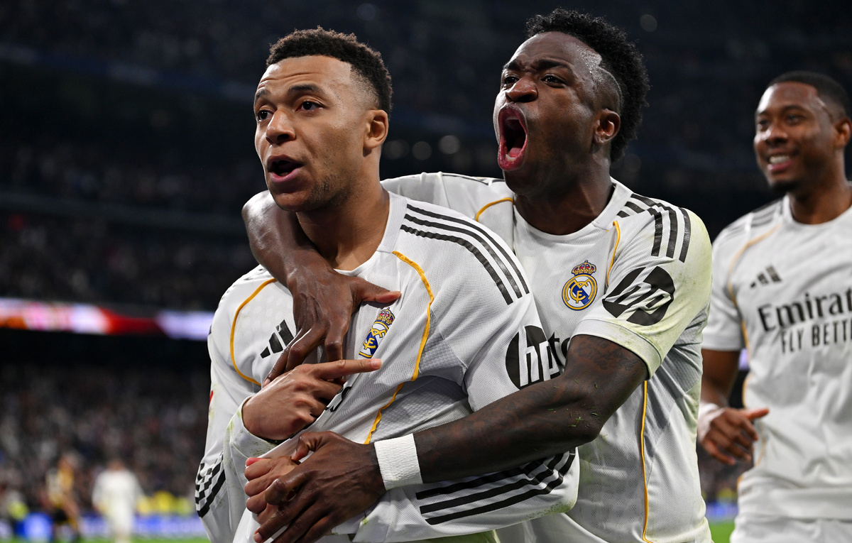    Нападающие "Реала" Килиан Мбаппе, Винисиус и защитник Давид Алаба  Denis Doyle/Getty Images